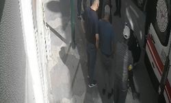 Hareket halindeki kamyonetin kasasından düştü; kaza kamerada