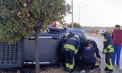 İçinde çocukla birlikte kaçırdığı otomobille yayaya ve 2 araca çarptı; 3 yaralı