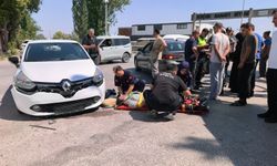 İki otomobille çarpışan motosikletin sürücüsü yaralandı