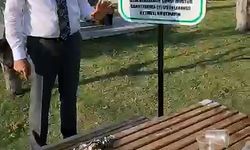 İskenderun sahilinde kirli bırakılan ahşap oturma grubu sergileniyor