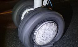 İstanbul Havalimanı'nda 2 lastiği patlayan uçağın pilotu taksi yolunda bekledi / Ek bilgi