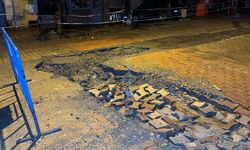 İstanbul'da alt geçidi su bastı; araçlar çöken yolda kaldı