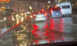 İstanbul'da sağanak etkili oluyor; yollar göle döndü -1
