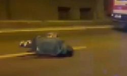 İzmir'de motosiklet, bariyerlere çarpıp devrildi; 1 ölü, 1 yaralı