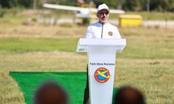 İzmir'deki havacılık festivalinde gökyüzünde Türk bayrağı ve Atatürk posteri açıldı