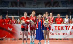 İzmir'in kurtuluşu voleybolla taçlandı