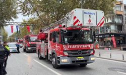 Kadıköy'de inşaatın dış koruma kaplaması yayaların üzerine devrildi: 2 yaralı