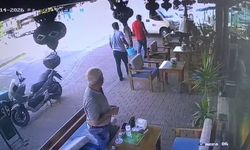 Kafede oturanlara hafif ticari araç çarptı; 1 yaralı