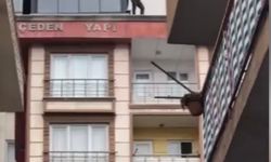 Kağıthane'de eşi 2 aydır eve gelmeyince çatıya çıktı; polis ikna etti