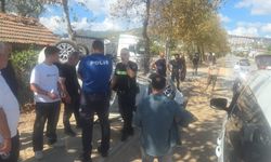 Kaldırıma çarpıp ters dönen otomobildeki baba oğul yaralandı