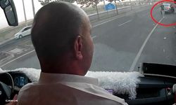 Kaldırımda yürürken otomobilin çarptığı anne ve 2 çocuğu yaralandı; kaza kamerada