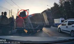 Kamyonetin çarptığı hafif ticari araç, otomobilin üstüne devrildi; kaza kamerada