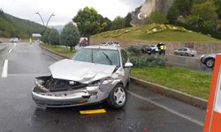 Karayoluna duba yerleştiren görevliye otomobil çarptı