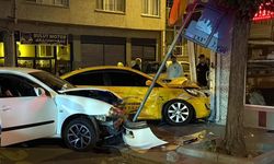 Kazada savrulan araçlar iş yerine çarptı