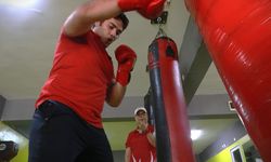 Kick boks antrenörü anne, oğlunu Avrupa'ya hazırlıyor