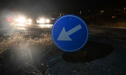 Kırıkkale'de motosiklet trafik levhasına çarptı: 2 yaralı