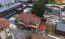 Kökleri 3 asra, hatırası Zeki Müren'e uzanan manolya ağacının altında vefa nöbeti
