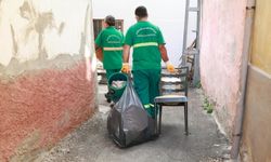Kötü koku yayılan evden 2 kamyon çöp çıktı