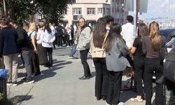 Küçükçekmece'de kapalı otoparktaki elektrikli araç yandı; çalışanlar tahliye edildi