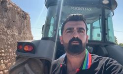 Kumru traktörüne yuva yapınca tarla işlerini erteledi