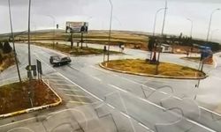 Kütahya'da iki otomobilin çarpıştığı kaza kamerada; 2 ölü, 8 yaralı