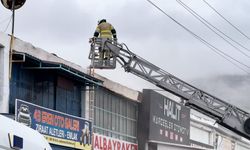 Kütahya'da oto galerinin çatısı yandı