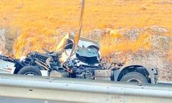 Lastiği patlayan TIR, önündeki TIR'a çarptı ; 1 ölü