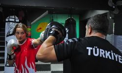 Lise arkadaşları sayesinde başladığı muay thai sporunda dünya şampiyonu oldu