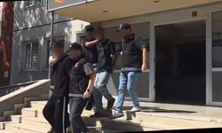 Midelerinden uyuşturucu taşıyan 2 şüpheli tutuklandı