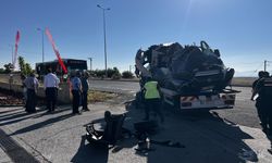 Minibüs, özel halk otobüsüne çarptı: 3 yaralı