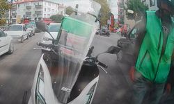 Motokurye, trafikte arkadaşına el işareti yaparken kaza yaptı