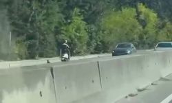 Motosikletiyle ters yönde ilerleyip trafiği tehlikeye attığı anlar kamerada