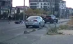 Motosikletle otomobilin çarpıştığı kaza kamerada; 2 yaralı