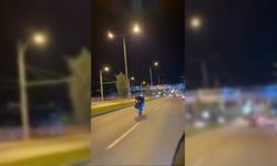 Motosikletlinin tek teker üzerinde tehlikeli yolculuğu kamerada