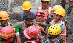Nepal'deki selde tünelde mahsur kalan 2 işçi 9 gün sonra kurtarıldı