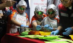 Öğrenciler bayat kekleri çikolata toplarına dönüştürerek gıda israfına dikkat çekti