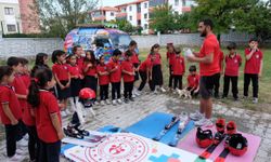 Okul bahçesinde oluşturulan pistle kayakla tanıştılar