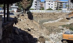 Okul bahçesinin istinat duvarı çöktü