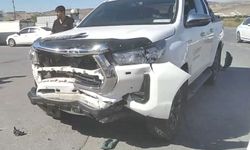 Önce kamyonete, ardından park halindeki araçlara çarpan otomobildeki 2 kiyi yaralandı