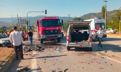Otomobil ile hafif ticari araç kafa kafaya çarpıştı: 6 yaralı