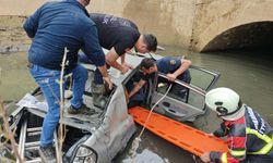Otomobil, su tahliye kanalına uçtu: 2 yaralı