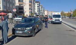 Otomobilin çarptığı polis memuru ve eşi yaralandı