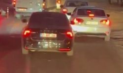 Otomobilin, ihbara giden itfaiye aracının önünde ilerlediği anlar kamerada