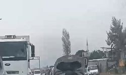 Otomobilin motorunun üzerinde seyahat etti; o anlar kamerada