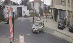 Otomobille çarptığı 'dur' tabelasını yerinden sökmeye çalıştı