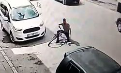 Özel halk otobüsünün açık olan kapısı bisikletliye çarptı; kaza kamerada