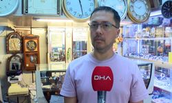 Parçaları tamirde kullanılmak için ayrılan yarım asırlık saat, bin 500 dolardan vitrine çıktı