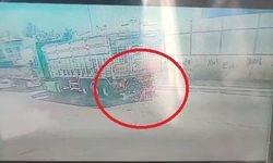 Park halindeki TIR'a çarpan motosikletin sürücüsü ağır yaralandı; kaza kamerada