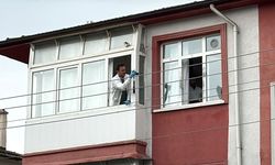 Pencereden düşüp ağır yaralandı
