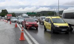 Pendik'te TIR devrildi; trafik yoğunluğu oluştu